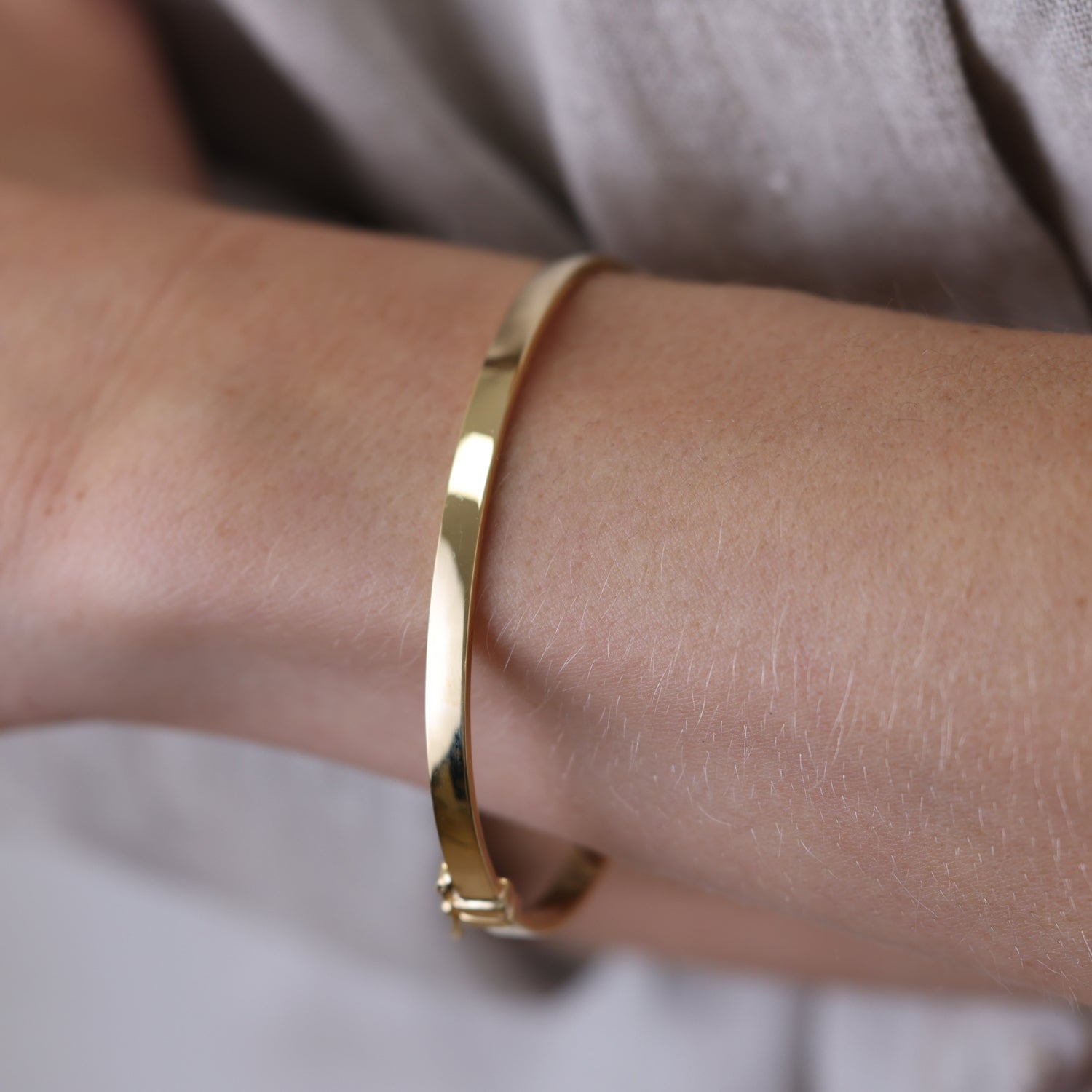 Essential Hinged Bangle (4mm) - Image 4