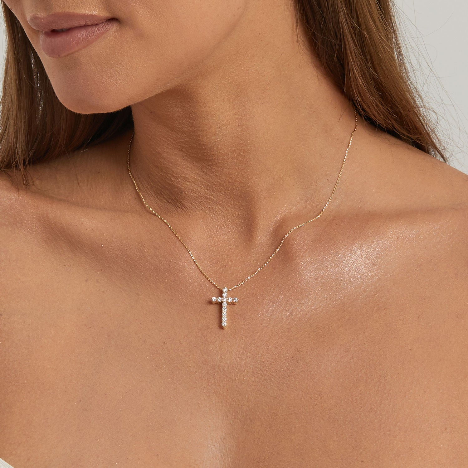 Round Diamond Cross Pendant Necklace | Lee Michaels Fine Jewelry